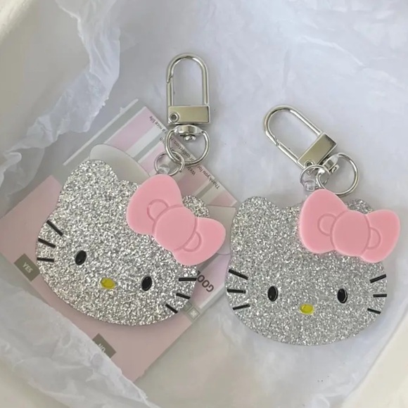 Hello Kitty Glitter Keychain. - Picture 2 of 3
